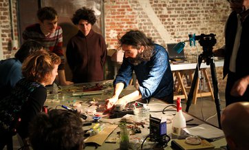 Napovedujemo delavnico Zemeljsko kodiranje z Martinom Howsejem // 6. in 7. maj // Prijave na delavnica@ljudmila.org