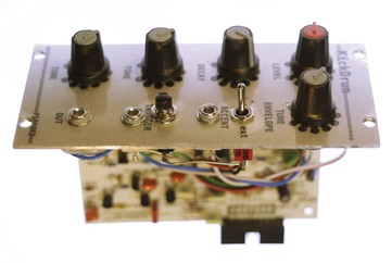 NAPOVEDUJEMO: <br> Wolfgang Spahn: 808 Kick Drum modul <br> delavnica <br> 3. in 4. november